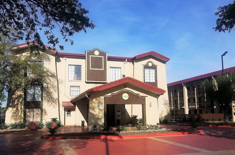 Baymont Inn & Suites Houston Hobby AP — hotel near William P. Hobby Airport