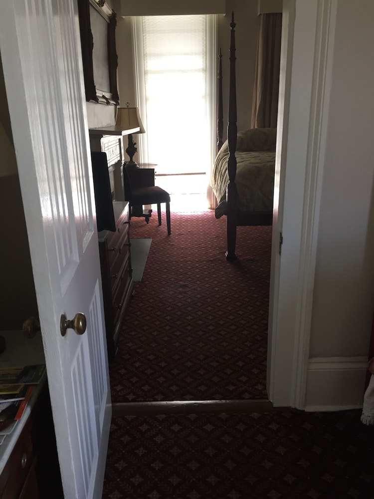 Nine O Five Royal Hotel - photo 11