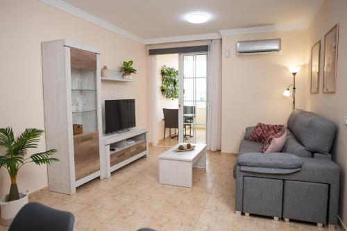Apto Isa: Amplio Y Acogedor Apto de 75m Con Terraza Aire Acondicionado Y Parking Gratuito — hotel near Tenerife Sur Airport