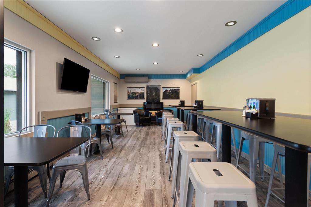 Days Inn and Suites by Wyndham Downtown Missoula University - photo 35