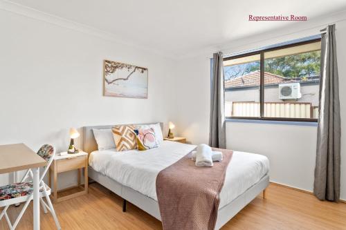 Luxe Double Room Nearby Stations Eateries Shared Bathroom — Blacktown