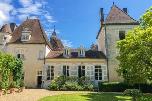 Charming 14th Century Village Chateau with gardens and outdoor heated pool — hotel in Celles-Sur-Belle