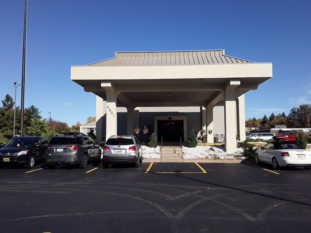 Clarion Inn & Suites Grand Rapids Airport - photo 78