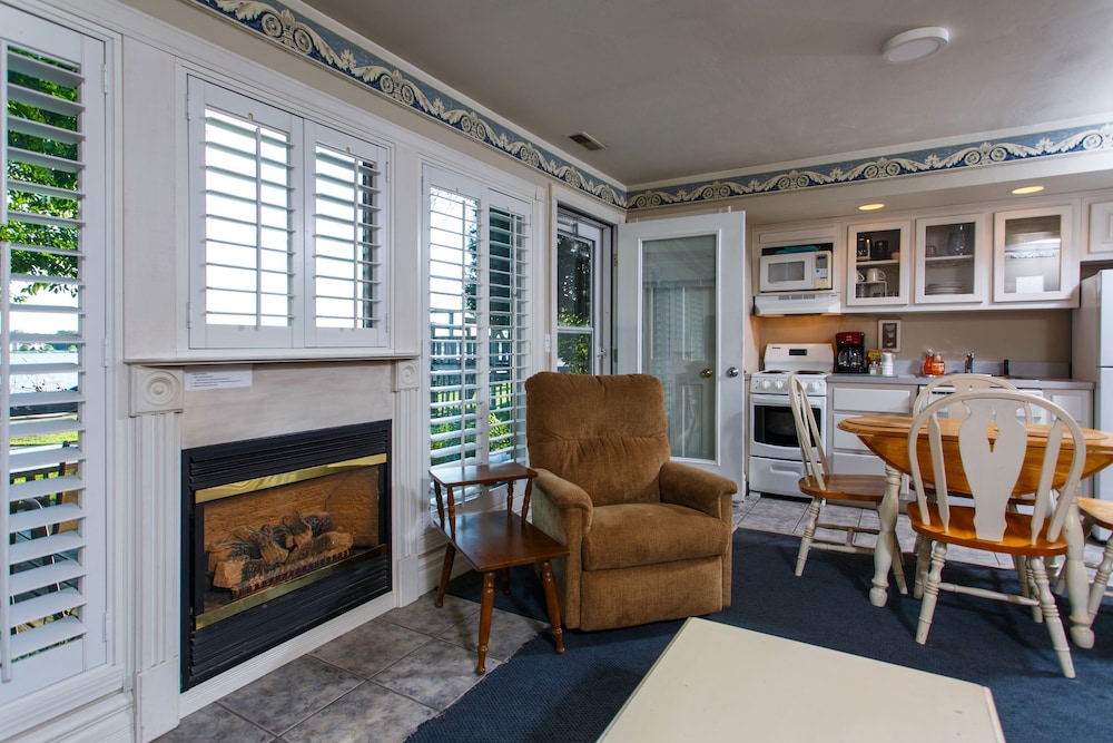 Snug Harbor Inn - photo 91