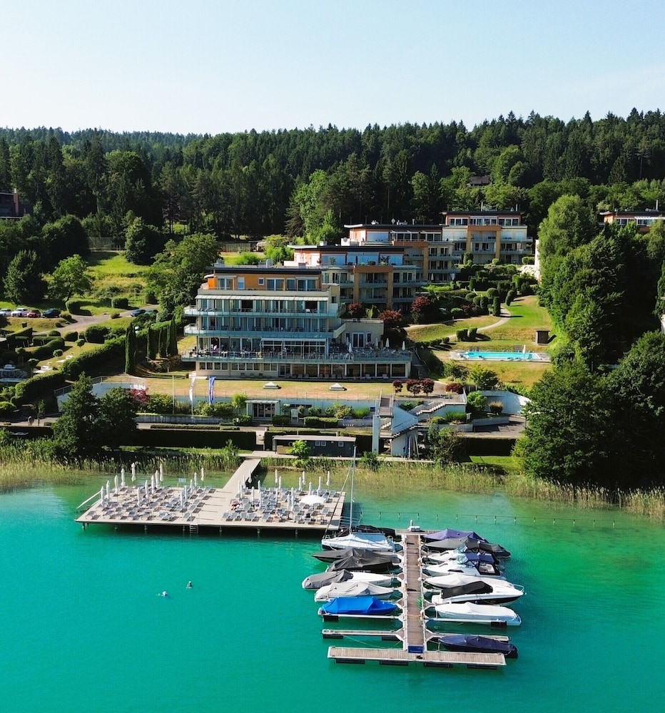 Mountains & Lakes Apartment Seepark Velden — 4-Star Luxury Hotel in Velden Am Woerthersee, Austria