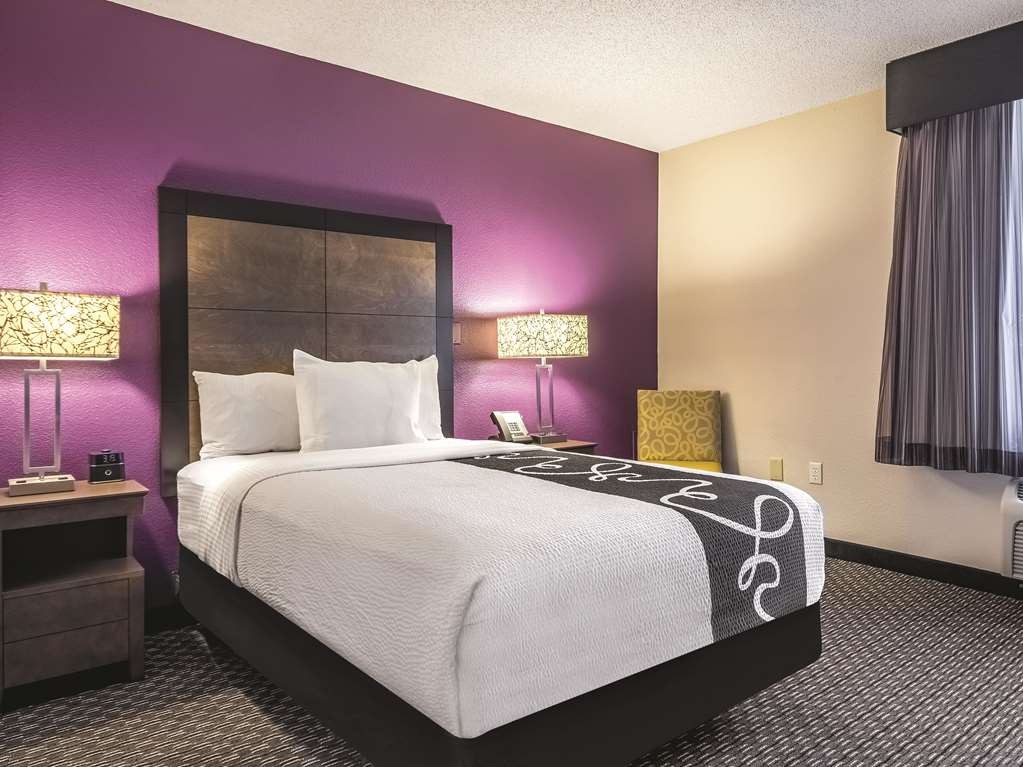 La Quinta Inn & Suites by Wyndham Hartford Bradley Airport - photo 18