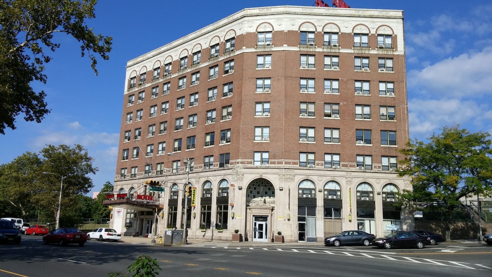 Riviera Hotel - carbon neutral hotel in Newark