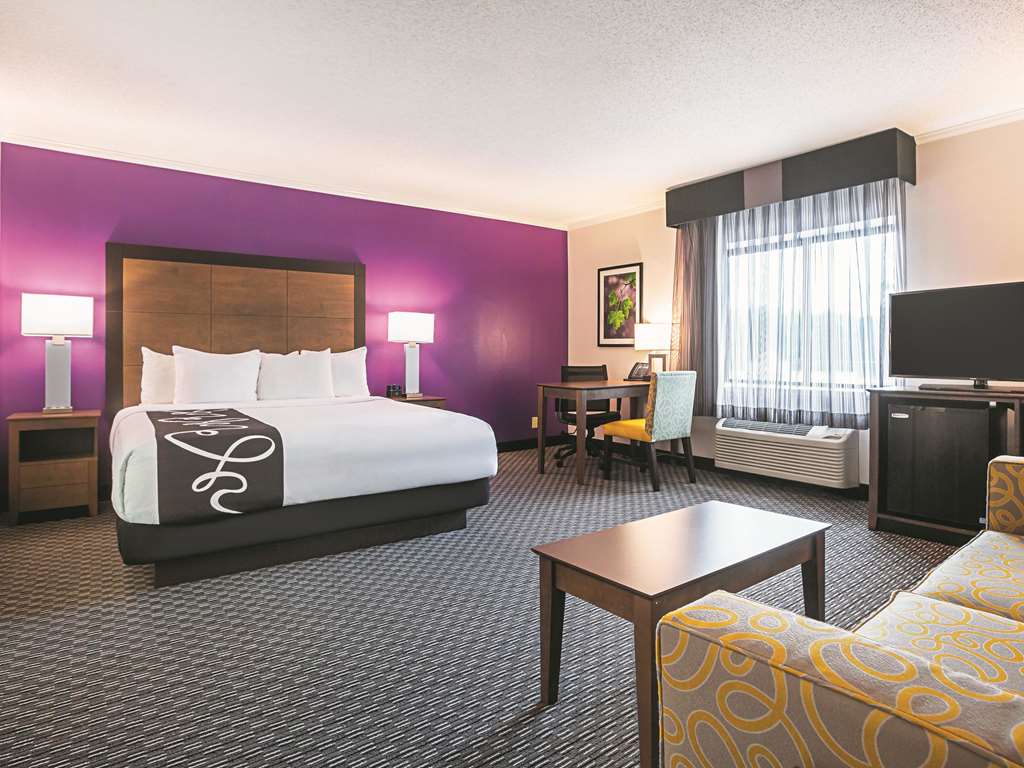 La Quinta Inn & Suites by Wyndham Atlanta Midtown Buckhead - photo 21