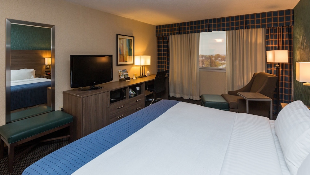 Holiday Inn Downtown Mercy Area by IHG - photo 2