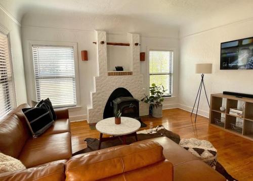 Courthouse Corner Beautiful adobe pet friendly - carbon neutral hotel in Marfa