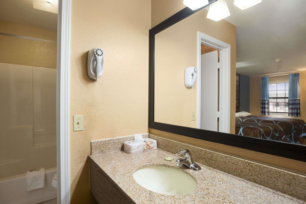 Super 8 by Wyndham Henryetta - photo 9