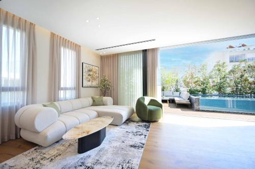 Luxury Modern 3BR Penthouse w Pool by HolyGuest — 4-Star Luxury Hotel in Tel Aviv, Israel
