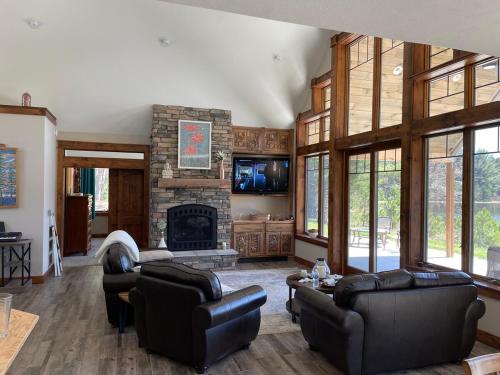 Woodsy and Private Dream House on a 7 Acre Pond — 4-Star Luxury Hotel in Kingsley, United States