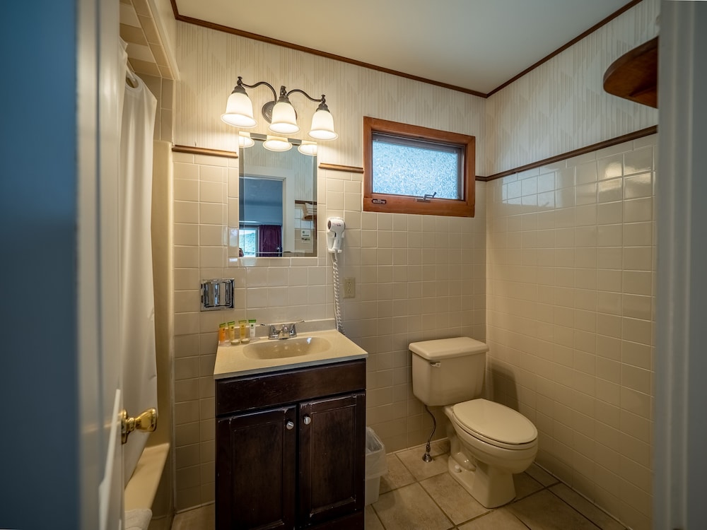 Lake 'N Pines Motel - photo 44