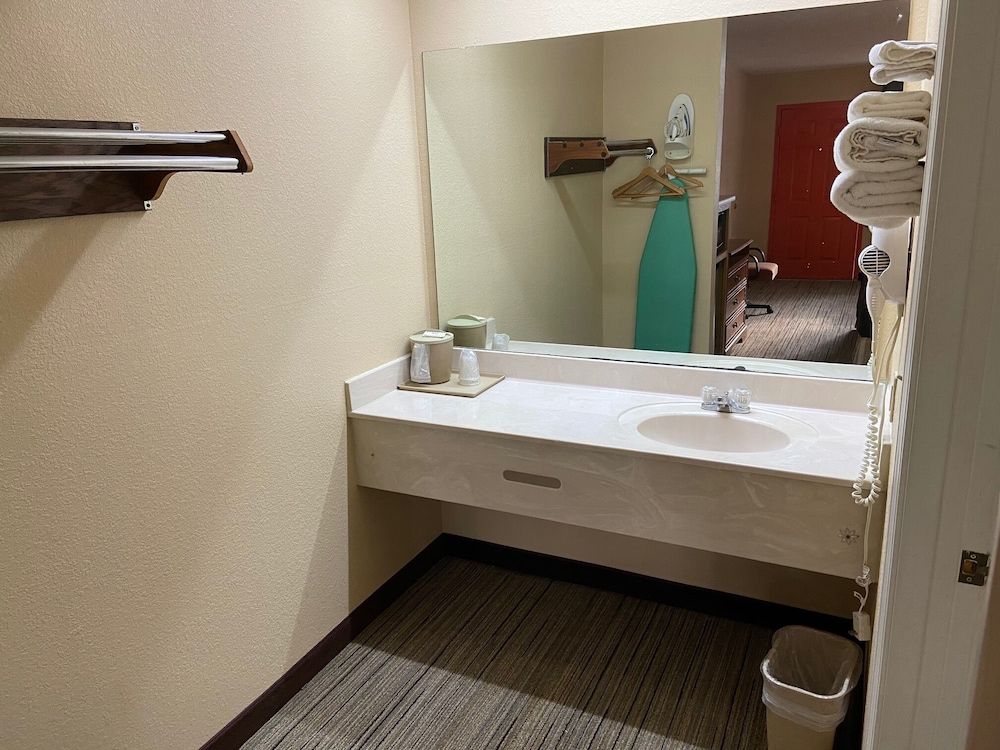 Ashwood Inn & Suites - photo 11