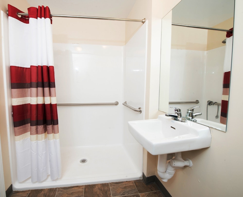 Red Roof Inn & Suites Dickinson - photo 22
