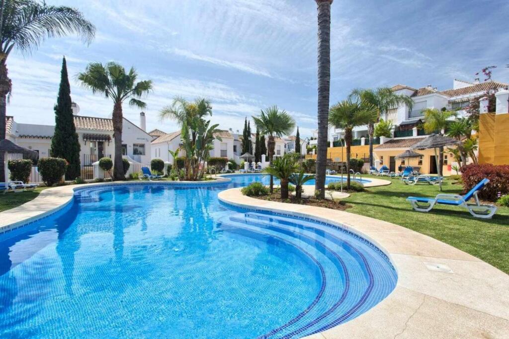 Senorio de Gonzaga Great 2 bedroom apartment with a lovely community pool in the heart of Nueva Andalucia — 4-Star Luxury Hotel in Marbella, Spain