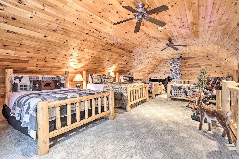 Phelps Cabin on 26 Acres with Fire Pit — 4-Star Luxury Hotel in Phelps, United States