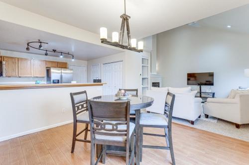 12 Mi To Dia Cozy Denver Townhome With Fireplace — Aurora