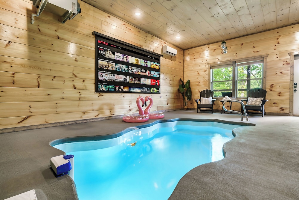 Eagle Splash Vista Pool Projector Pet Friendly Game Room — 4-Star Luxury Hotel in Sevierville, United States