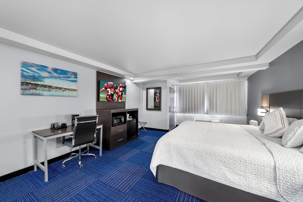 Admiralty Inn & Suites a Red Collection Hotel - photo 5