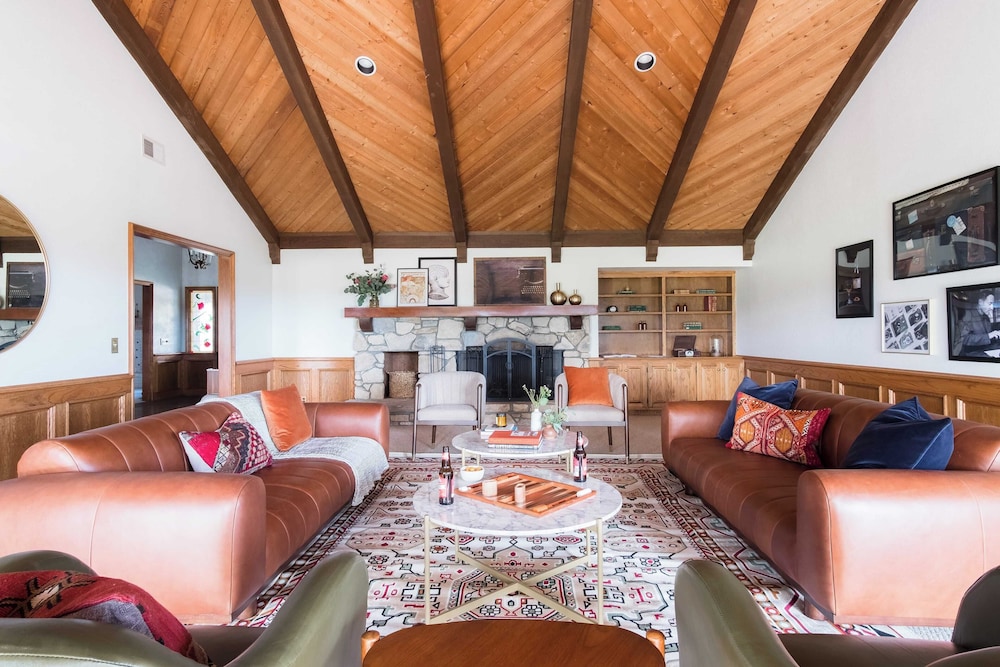 Cathedral by Avantstay Charming Secluded Estate w Sauna Pool Table & Views of the Rolling Hills - photo 13
