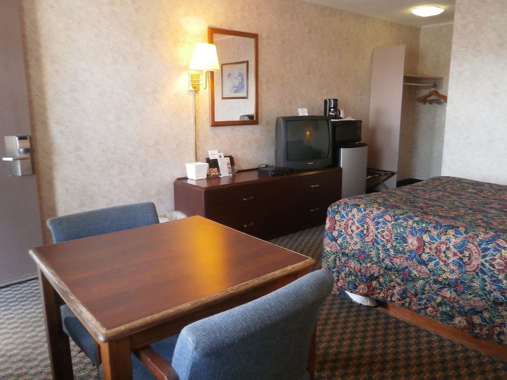 Richmond Inn & Suites - photo 7