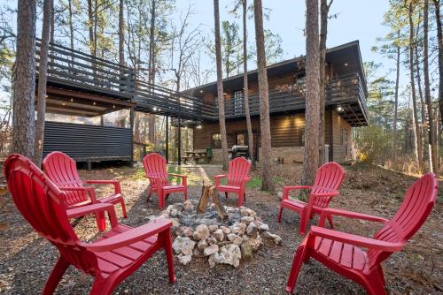 Hochatown Hot Tub Firepit Arcade Dog Friendly BBQ in Broken Bow, United States