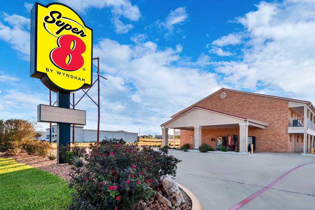 Super 8 by Wyndham Pleasanton - carbon neutral hotel in Pleasanton