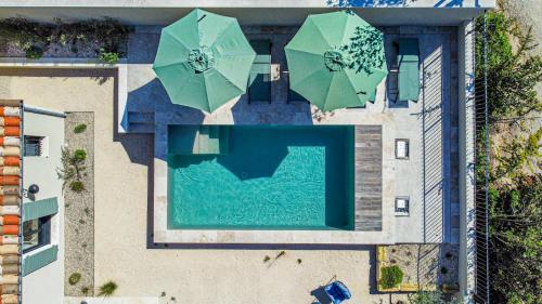 Le Mazet D’ernestine Piscine Et Chemin in Fontvieille, France