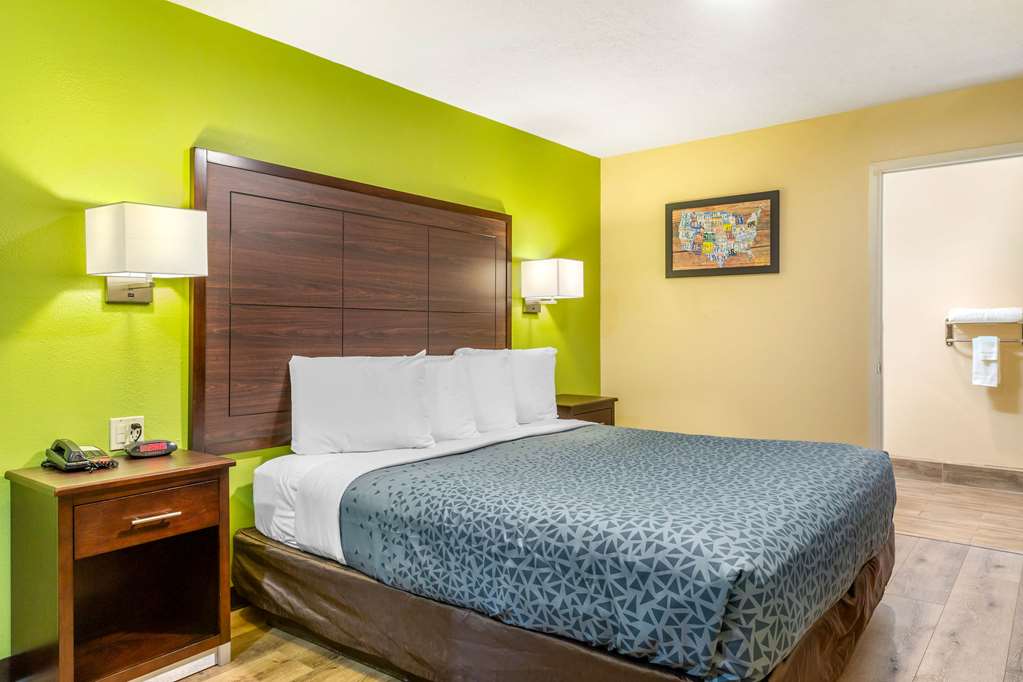 Econo Lodge West Coors Blvd - photo 7