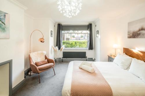 Spacious 1BR Flat in Wanstead: Garden & Comfort