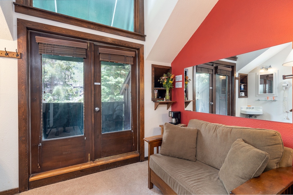Manitou Lodge 9 Hotel Room By Alpine Lodging Telluride — Telluride