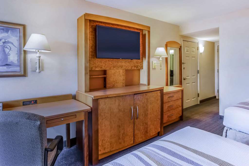 La Quinta Inn & Suites by Wyndham Islip MacArthur Airport - photo 11