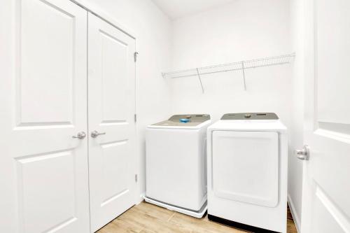 Upstay 9BR Disney Retreat w Pool BBQ & Hot Tub - photo 31