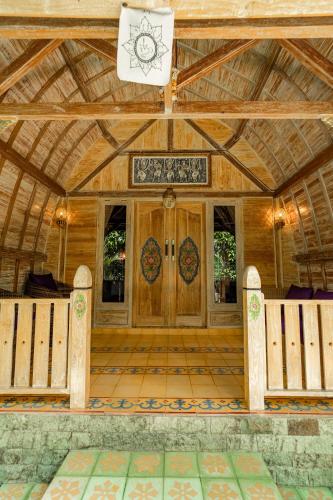 Lumbung Sari Wooden Villa — 4-Star Luxury Hotel in Ubud, Indonesia