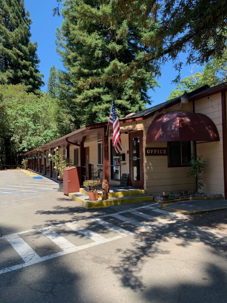 Dean Creek Resort — hotel in Redway
