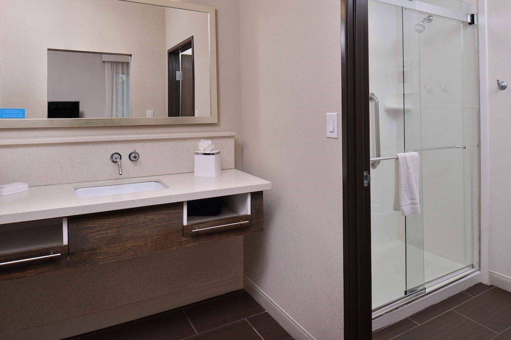 Hampton Inn & Suites Dallas Market Center - photo 38