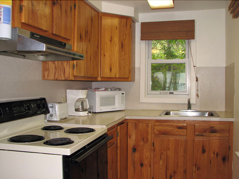 West Winds Motel & Cottages - photo 4