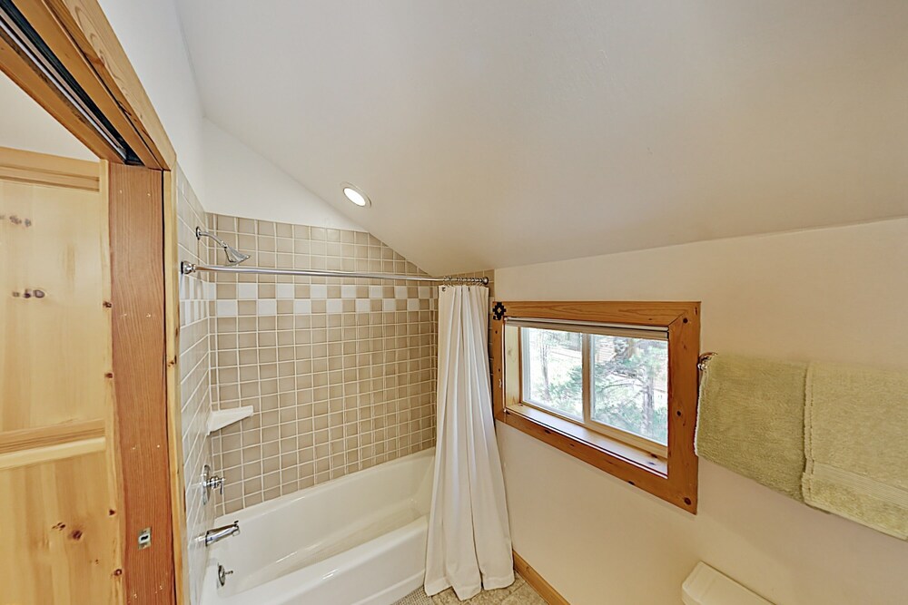 Tahoe Donner Luxury Sleeps 14 Hot tub 3100 sqft - photo 21