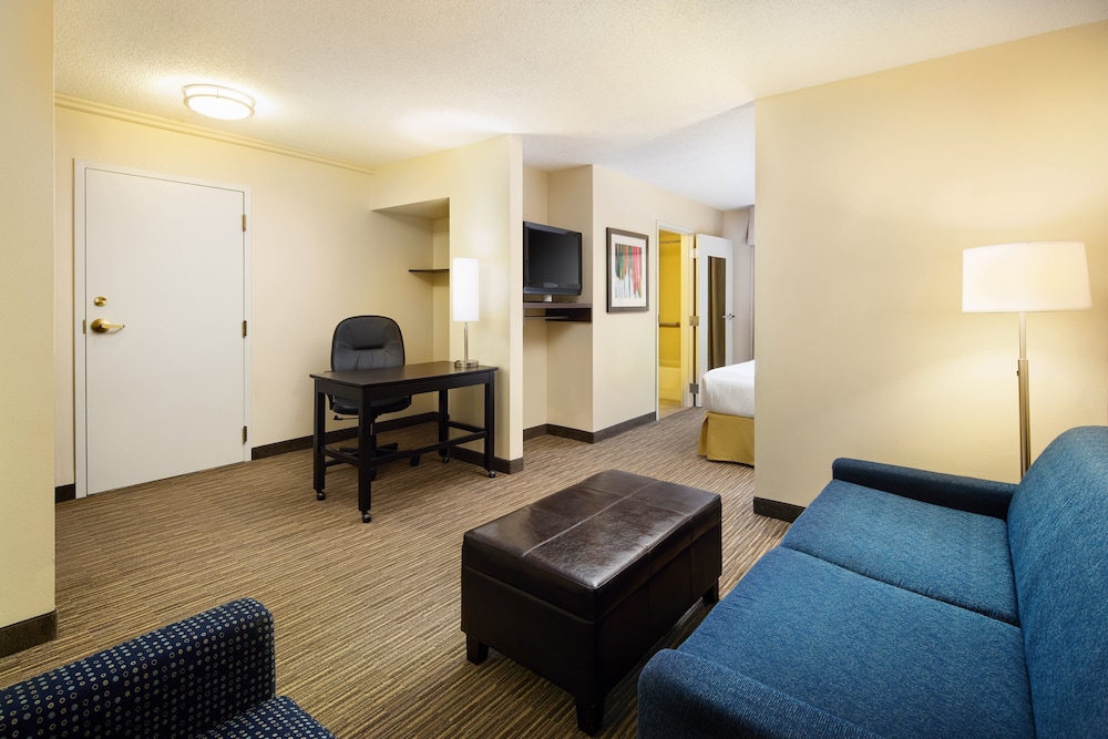 Holiday Inn Express & Suites Alpharetta Windward Parkway by IHG - photo 7