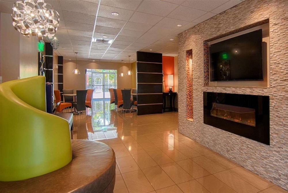Days Inn & Suites by Wyndham Bonita Springs North Naples - photo 2