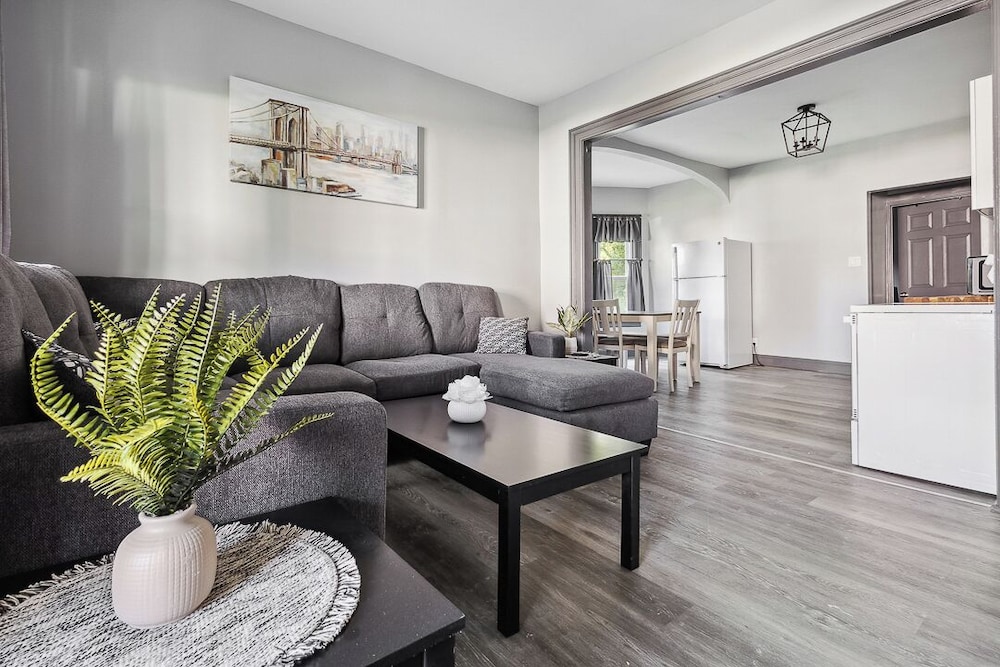 Spacious 6BR 2BA minutes for the Falls & Casino in Niagara Falls, United States