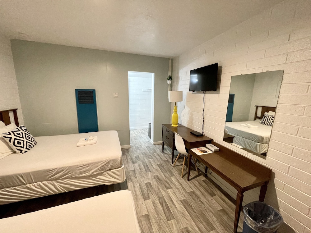 The Postcard Motel - photo 9