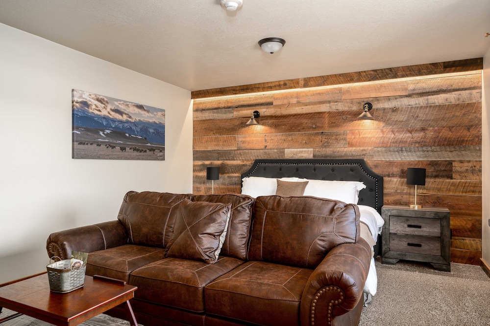 The Adventure Inn Yellowstone - photo 18