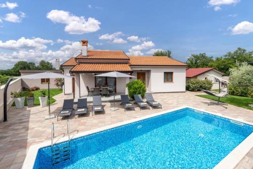 Villa Ajlin with Private Pool — 4-Star Luxury Hotel in Sveti Lovrec Pazenaticki, Croatia