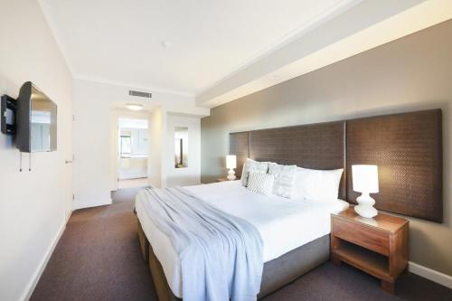 Resort Escape King Bed Pool Balcony — Darwin