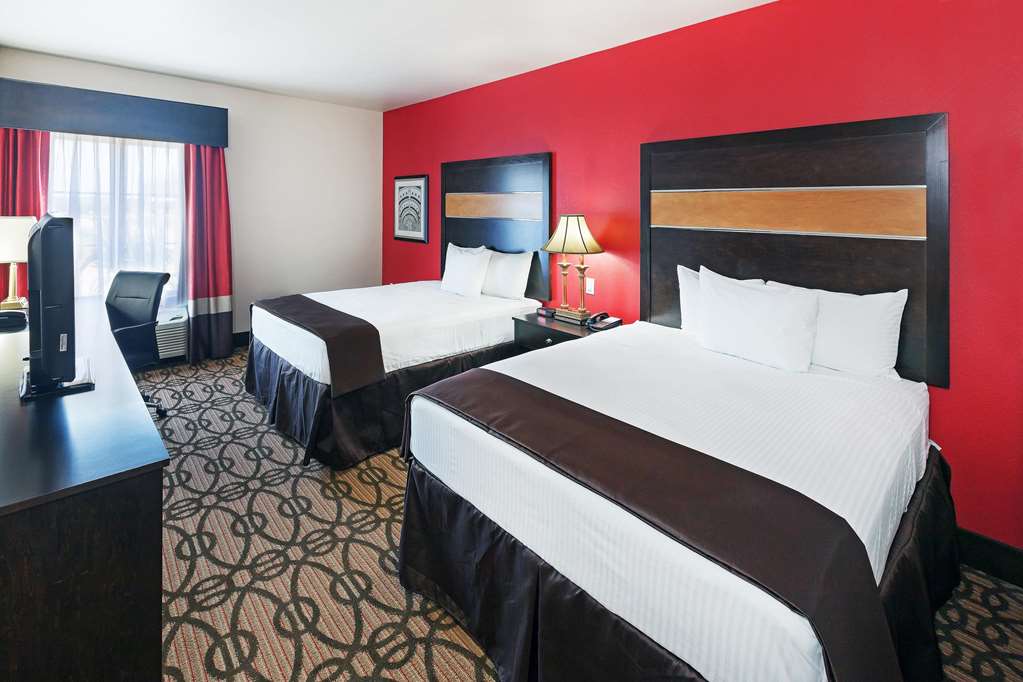 La Quinta Inn & Suites by Wyndham Pearsall - photo 14