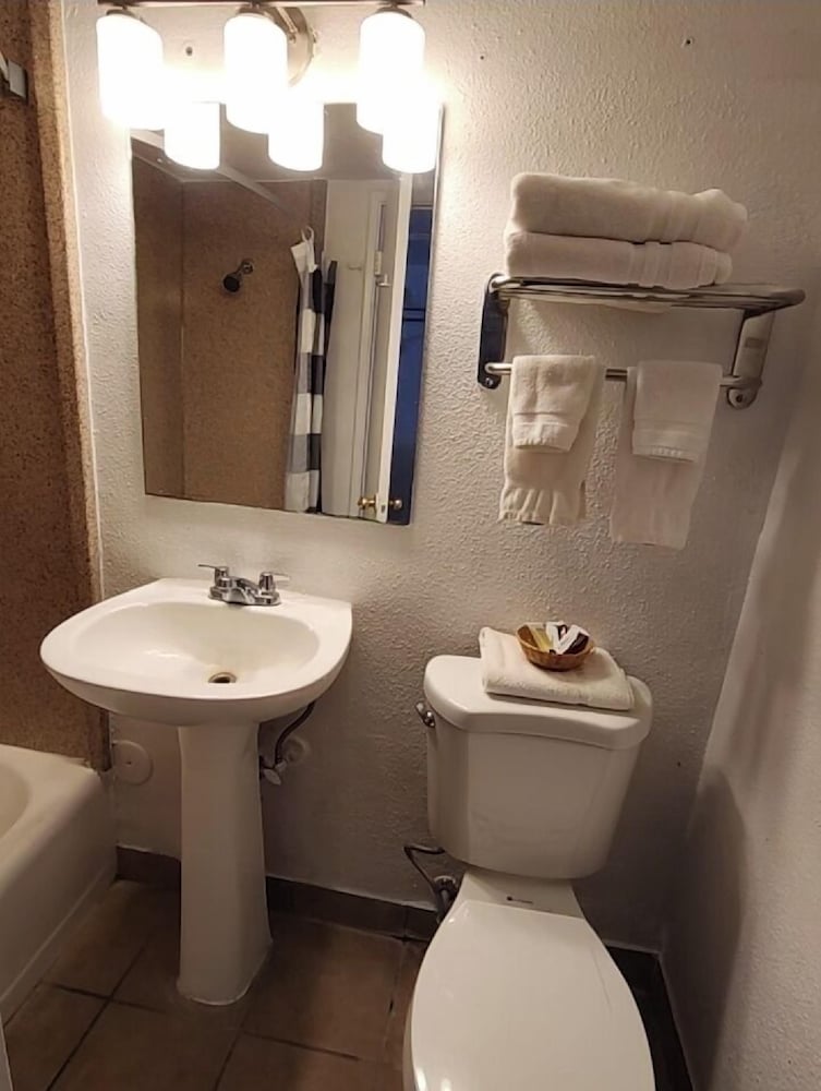 Welcome Inn And Suites - photo 20