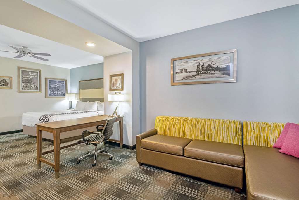 La Quinta Inn & Suites by Wyndham Guthrie - photo 22